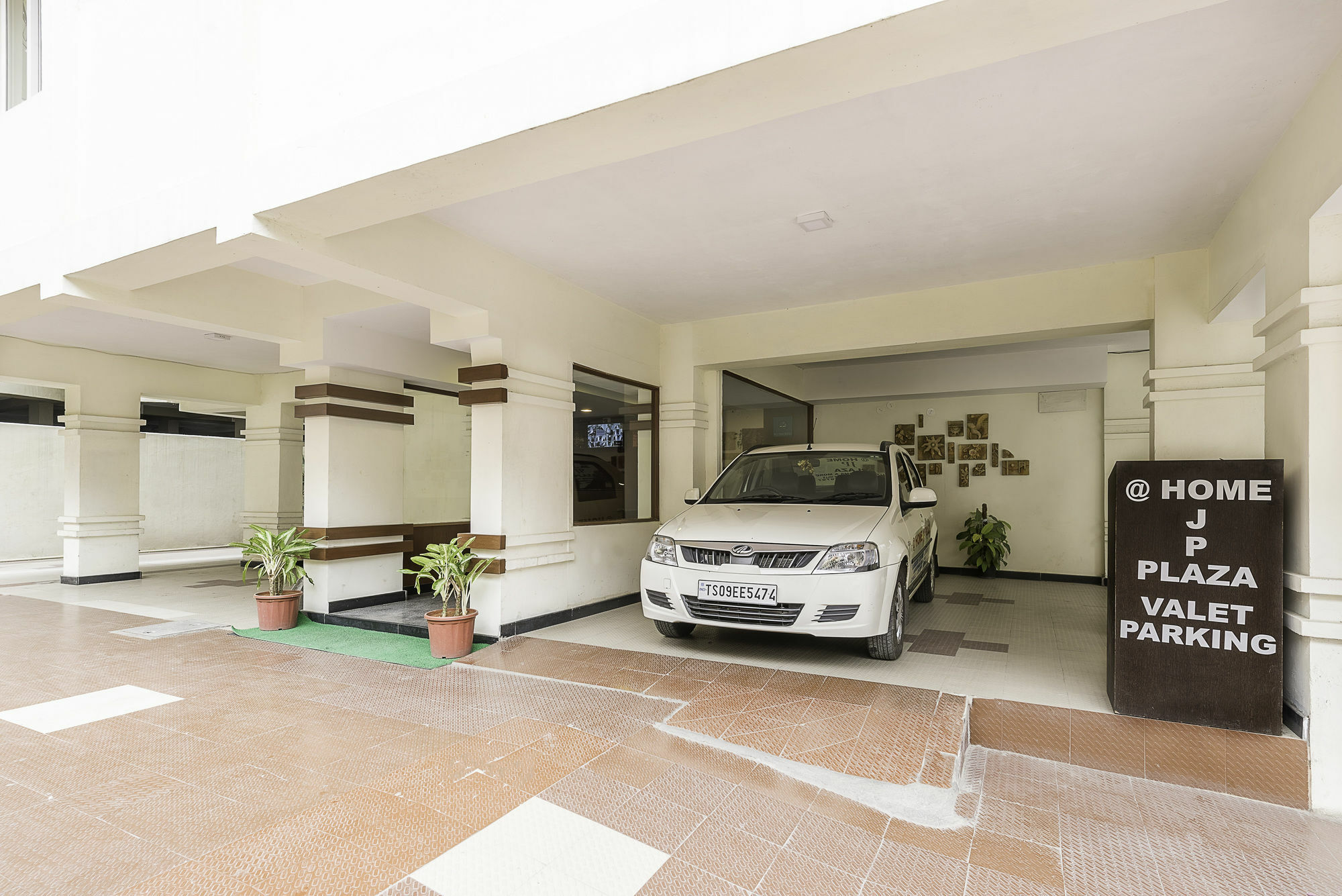 Treebo Trend Hotel Jp Plaza Nampally Haydarabad Dış mekan fotoğraf